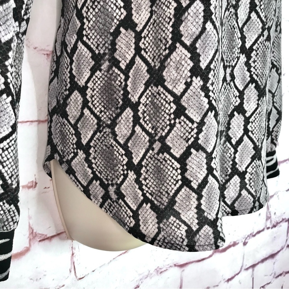 MICHAEL Michael Kors XS Snake Print Keyhole Neck Black & Gray Long Sleeve Blouse - Picture 12 of 14
